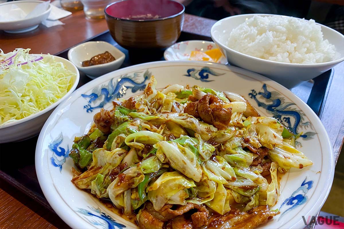 いわき産のお米も人気のポイント。添えられたシャキシャキの千切り生キャベツで味変を楽しめるのもまたオツなのです