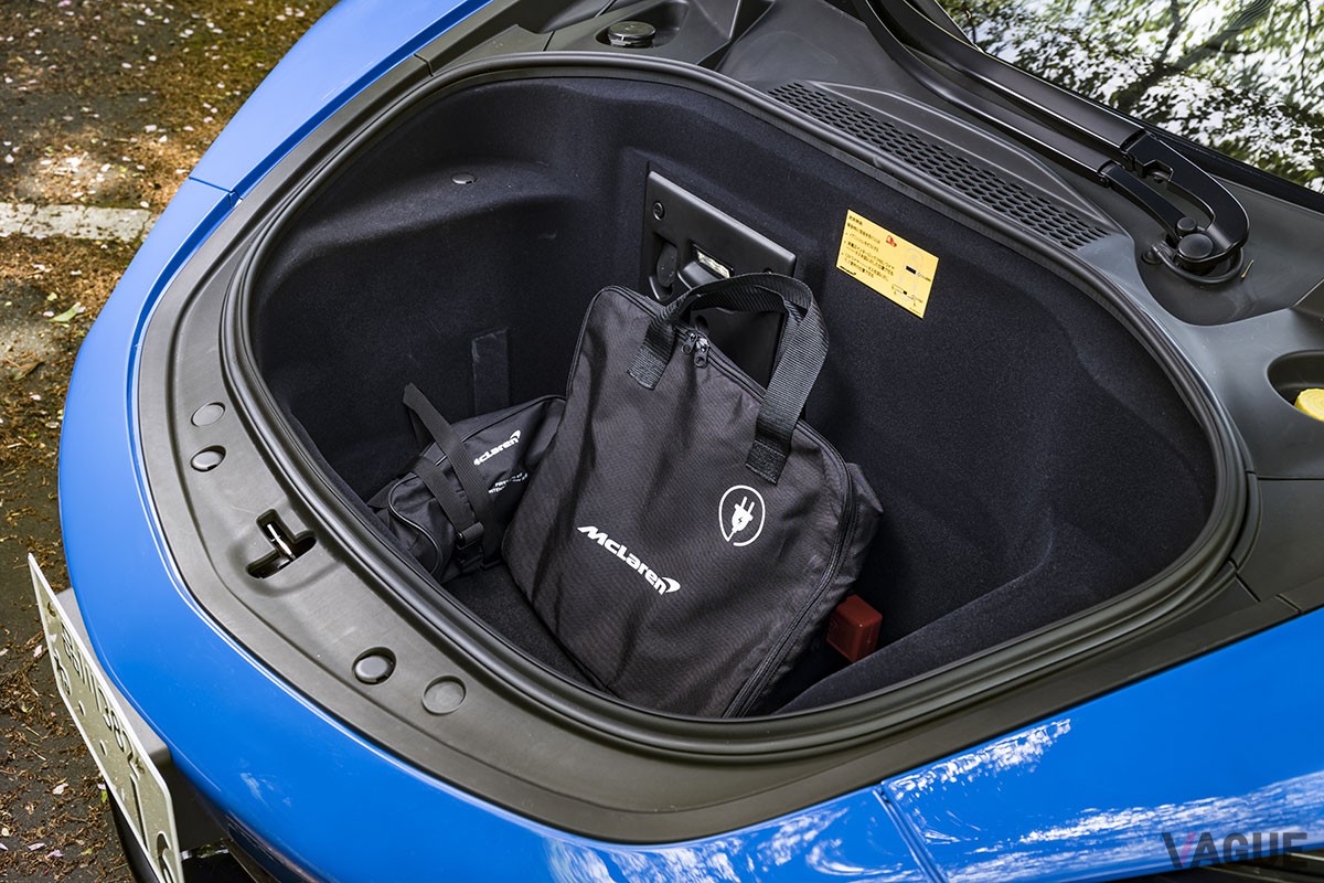 ボンネット下の荷室は容量150L。充電用ケーブルが積まれている