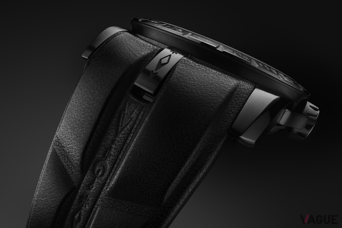 3Dカーフレザーストラップにもベゼルと同じ神秘的なメッセージが添えられる