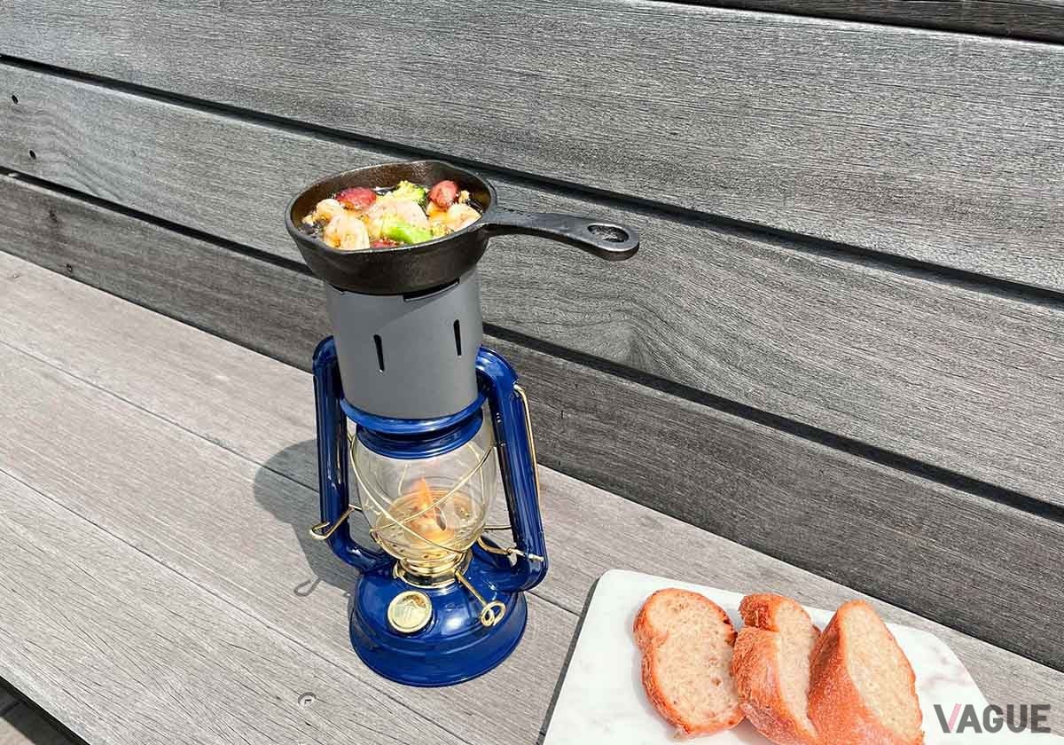 オイルランタンが放つ熱を用いて、ウォーマーに載せた料理や飲み物の温かさをキープする