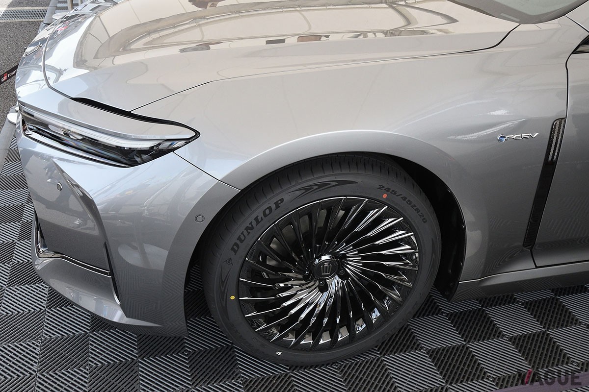 実車が日本で初公開されたトヨタ新型「クラウン・セダン」。ベースモデルとなった「MIRAI」よりも快適性重視の足回りが採用される模様