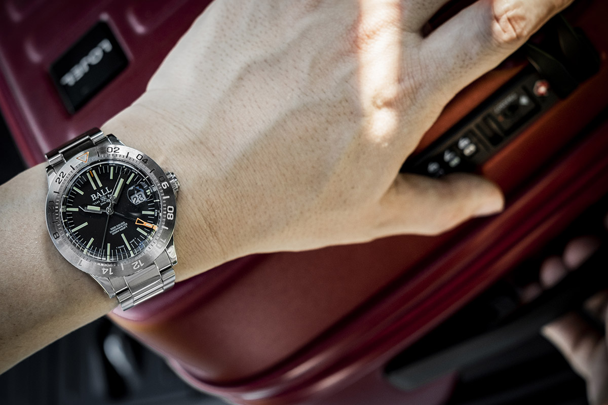 インナーリングと両方向回転ベゼルの2カ所に24時間目盛りを配置することで、同時に3カ国の時刻を読み取れる