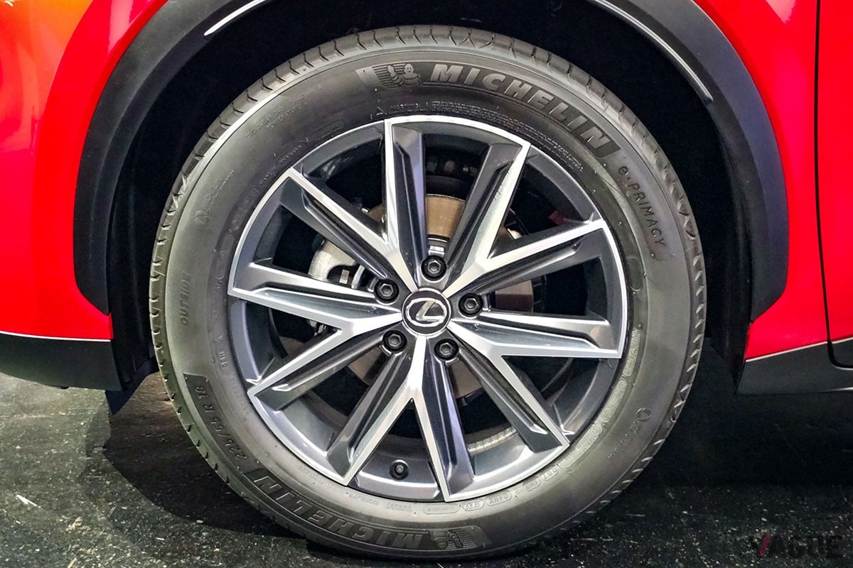 絶対的に広いとはいえないものの、コンパクトSUVとして必要十分な空間とプレミアムな仕立てを兼備するリアシートを備えたレクサス新型「LBX」