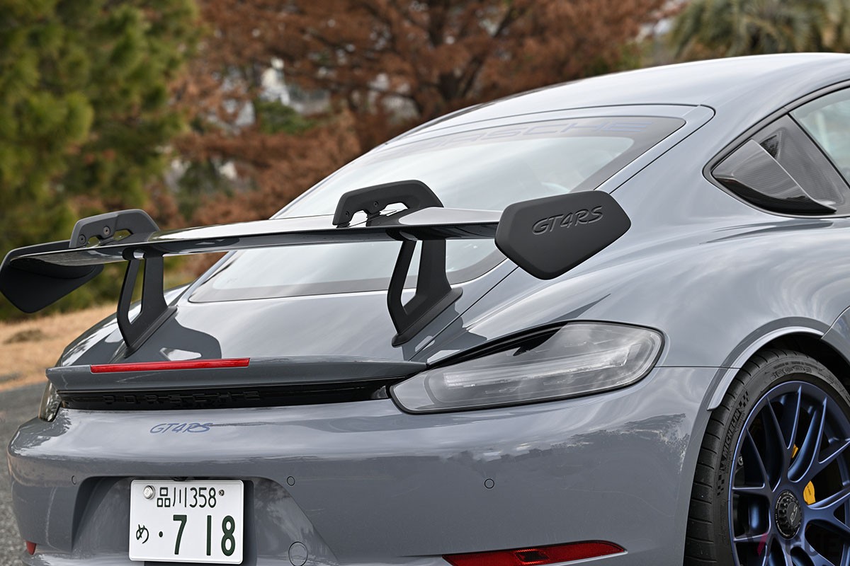 性能も見た目もレーシングカーのような仕上がりとなるポルシェ「718ケイマン」の最強仕様「718ケイマンGT4 RS」