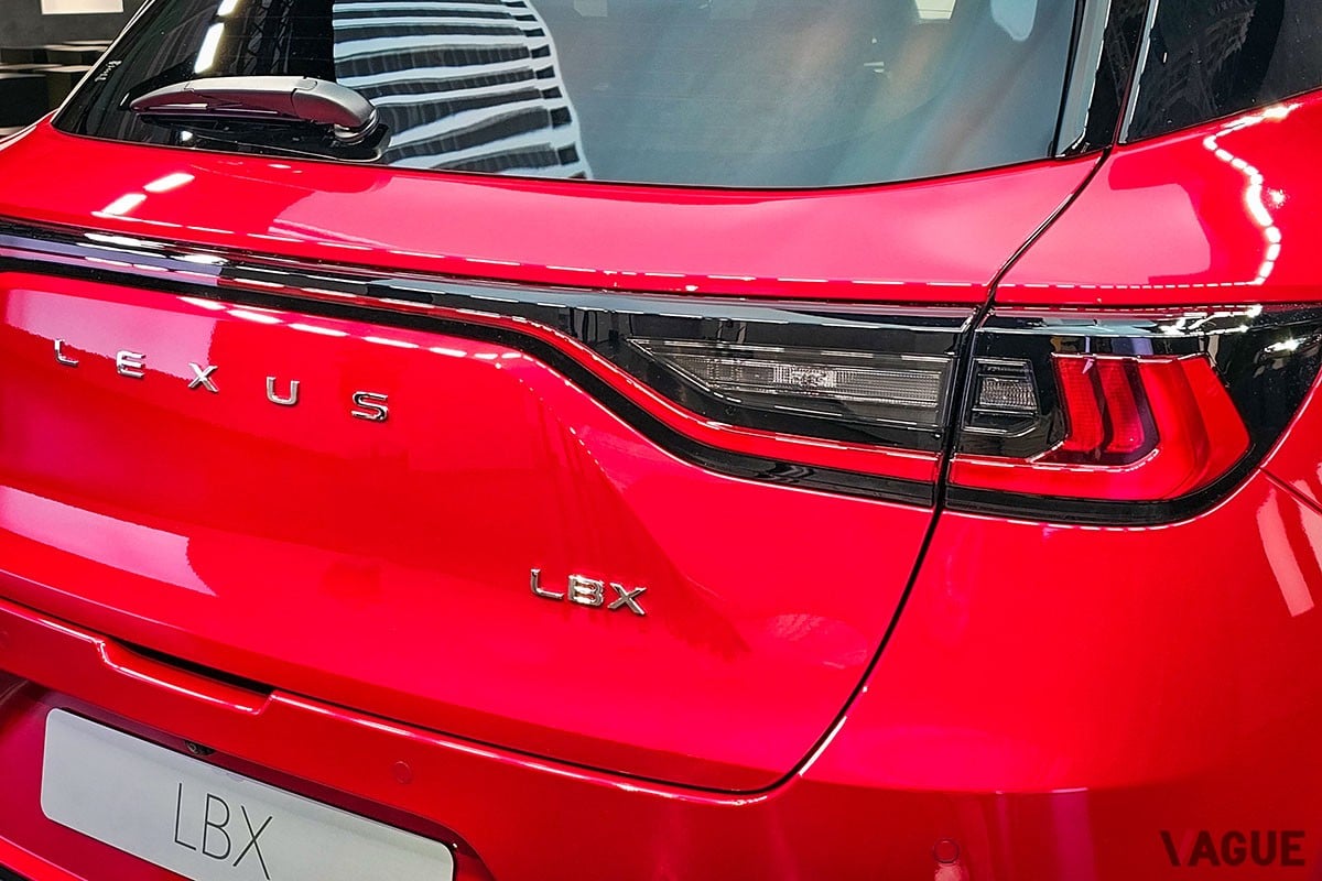 絶対的に広いとはいえないものの、コンパクトSUVとして必要十分な空間とプレミアムな仕立てを兼備するリアシートを備えたレクサス新型「LBX」