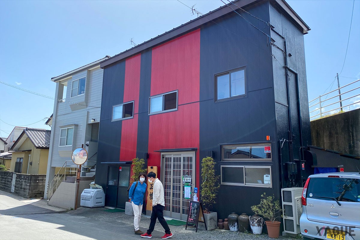 県内外から引きも切らずお客さんが訪れる華正樓。店の正面が駐車場になっています