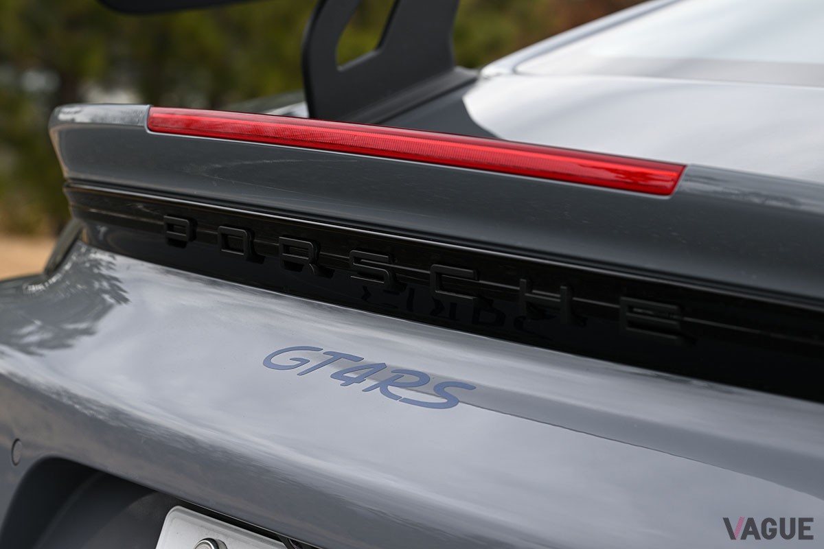 性能も見た目もレーシングカーのような仕上がりとなるポルシェ「718ケイマン」の最強仕様「718ケイマンGT4 RS」