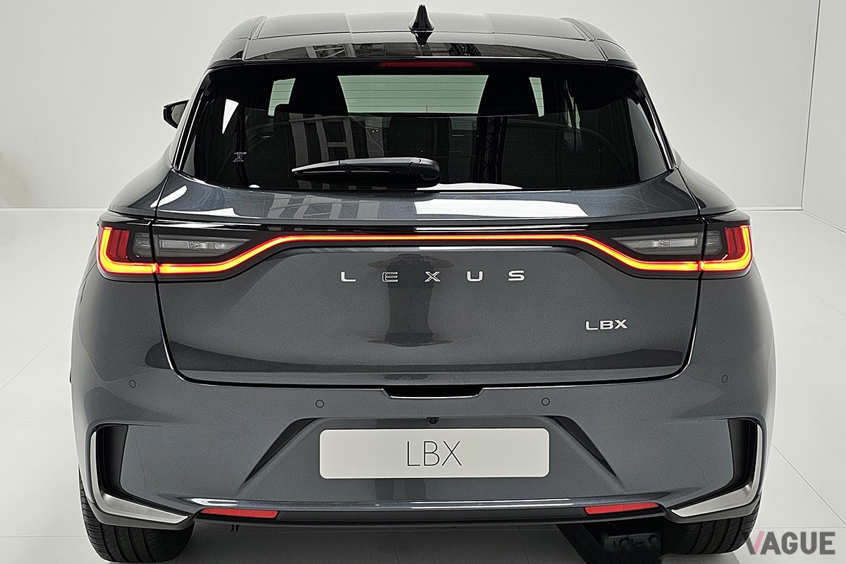 古くさいヒエラルキーを打破して新たな価値を持った高級車を創造するという、強いメッセージが車名にも込められているレクサス新型「LBX」
