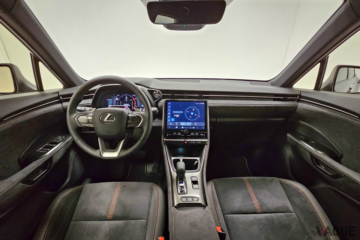 古くさいヒエラルキーを打破して新たな価値を持った高級車を創造するという、強いメッセージが車名にも込められているレクサス新型「LBX」