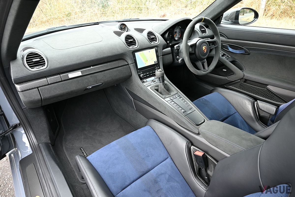 性能も見た目もレーシングカーのような仕上がりとなるポルシェ「718ケイマン」の最強仕様「718ケイマンGT4 RS」