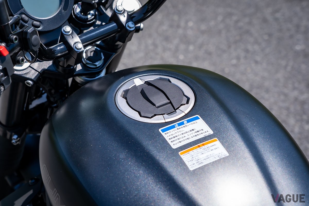 ETC車載器など利便性の高い装備類や「Ninja 400」譲りのパワフルエンジンが魅力的なカワサキ新型「エリミネーター」