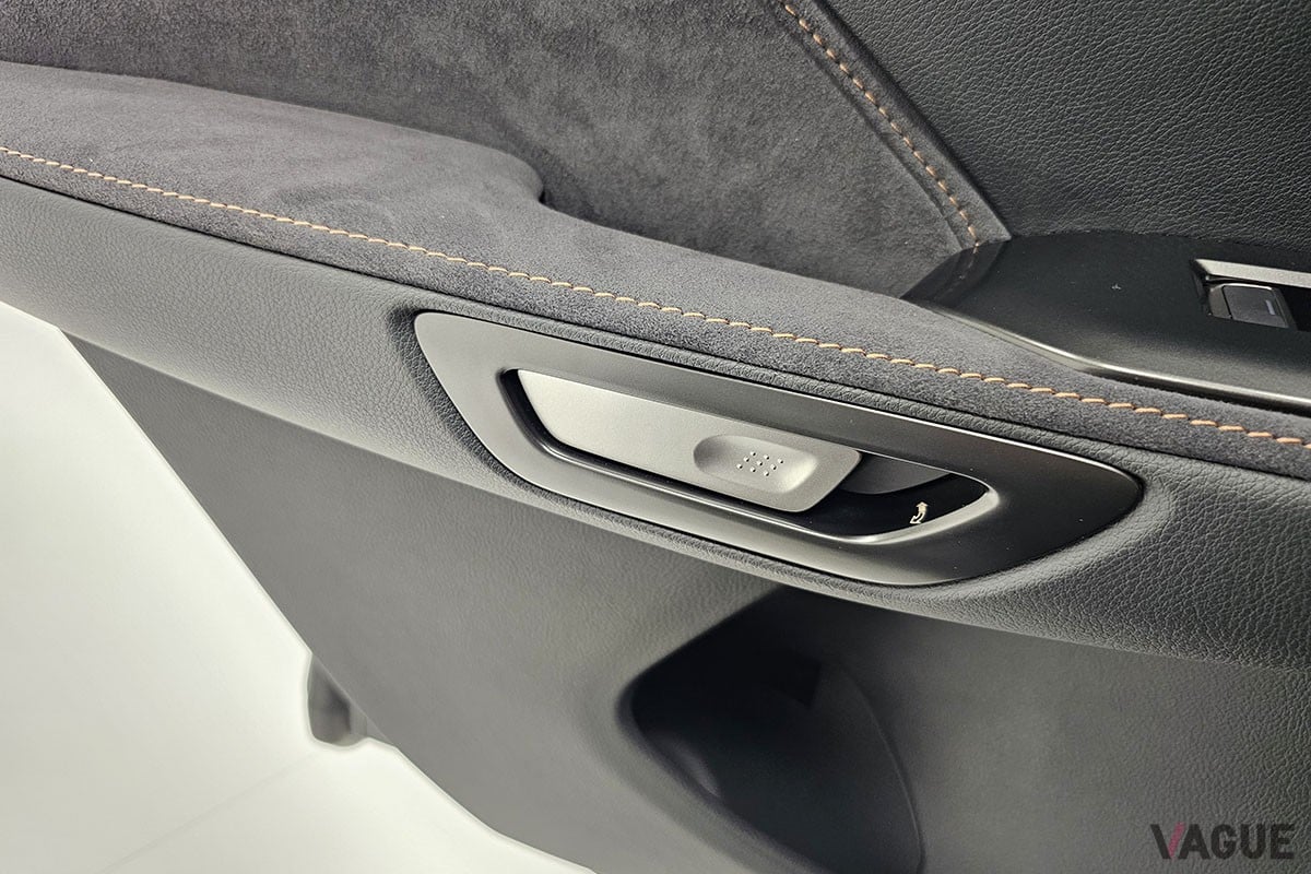 絶対的に広いとはいえないものの、コンパクトSUVとして必要十分な空間とプレミアムな仕立てを兼備するリアシートを備えたレクサス新型「LBX」