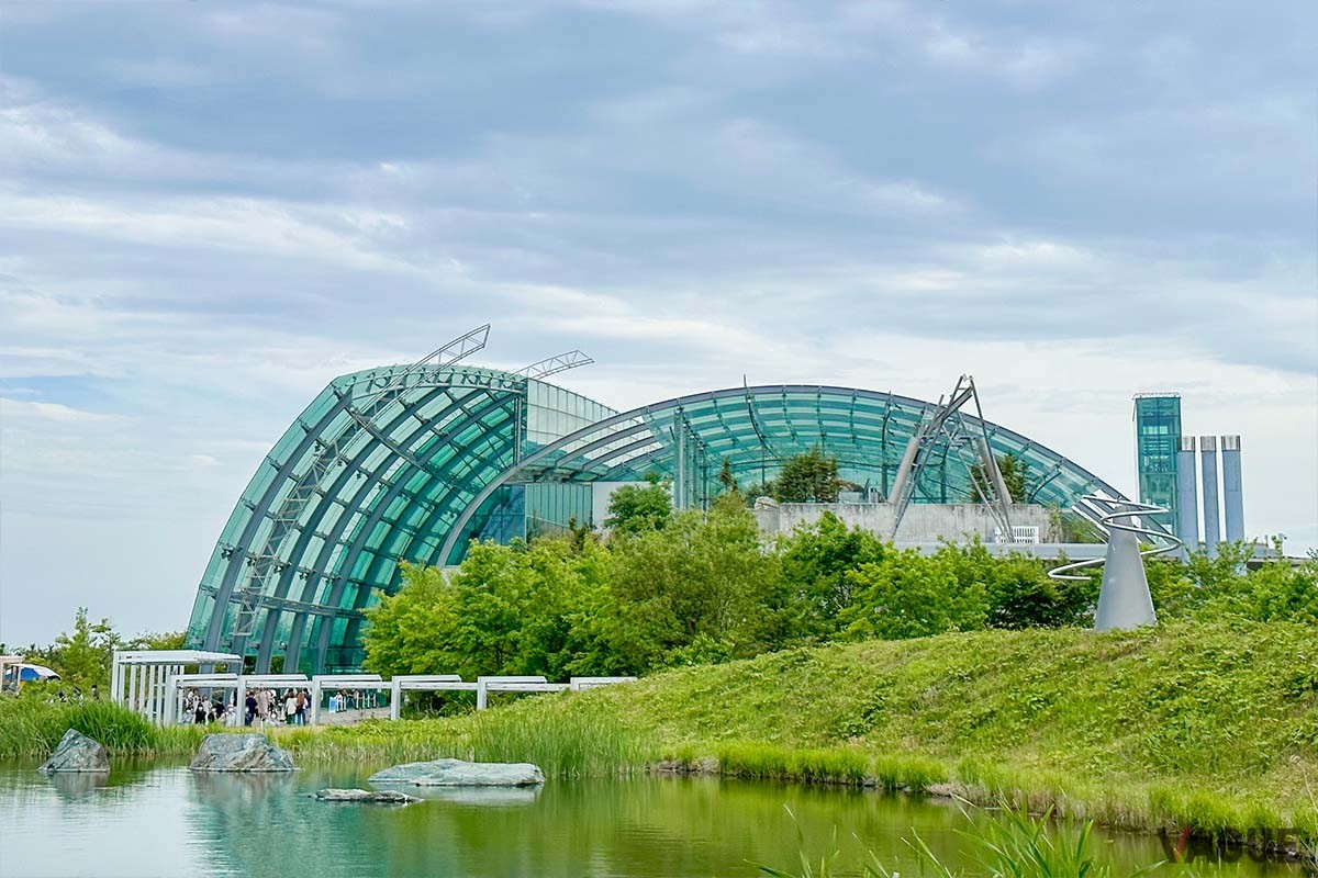 いわきの沖合を流れる、暖流と寒流がぶつかる「潮目」に生息する生物を中心に展示する体験型水族館の「アクマリンふくしま」など、ドライブにぴったりのスポットも多数。（住所：福島県いわき市小名浜字辰巳町50、年中無休）