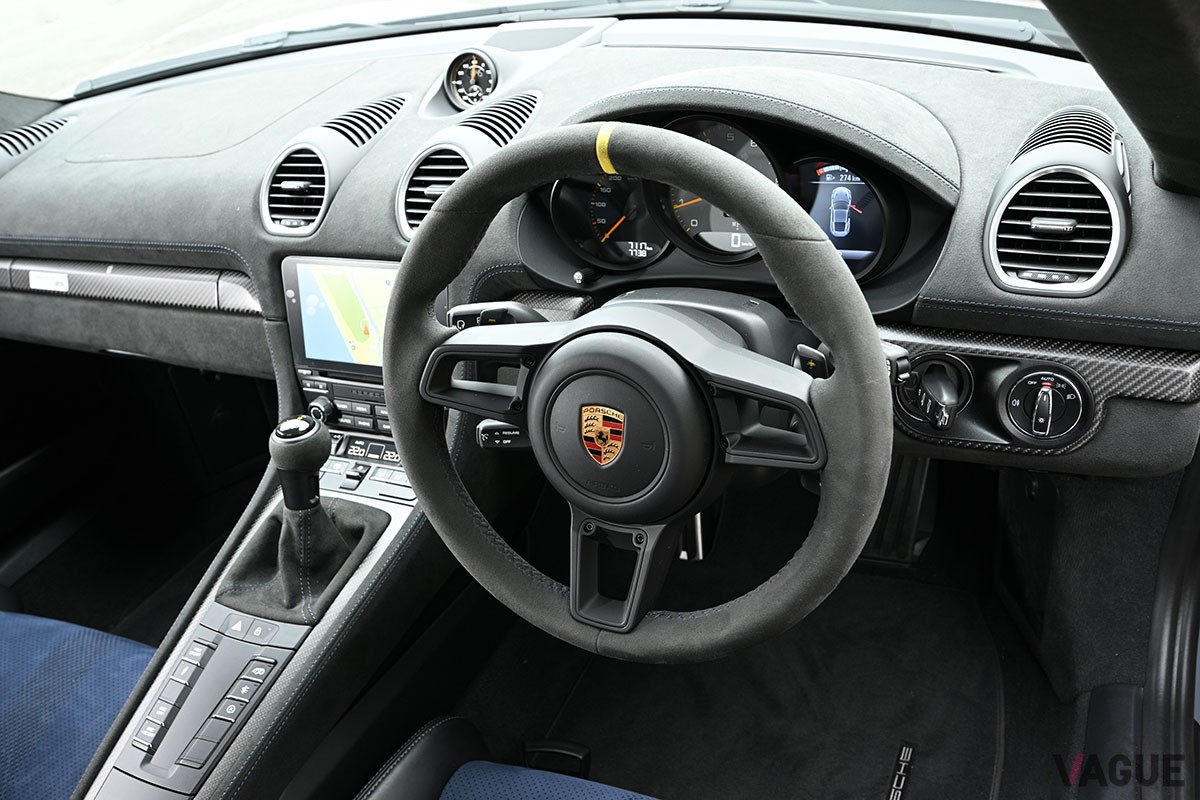 性能も見た目もレーシングカーのような仕上がりとなるポルシェ「718ケイマン」の最強仕様「718ケイマンGT4 RS」