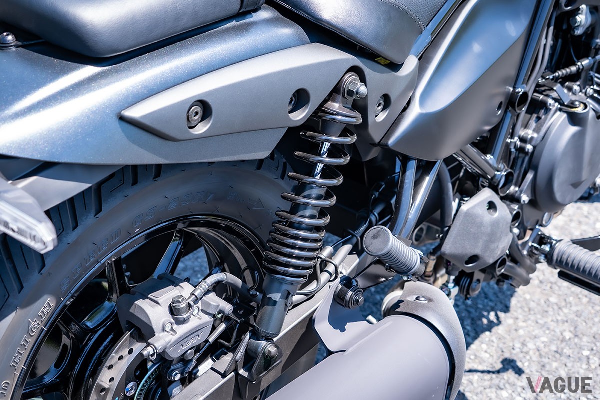 ETC車載器など利便性の高い装備類や「Ninja 400」譲りのパワフルエンジンが魅力的なカワサキ新型「エリミネーター」