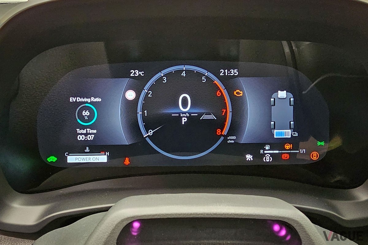 絶対的に広いとはいえないものの、コンパクトSUVとして必要十分な空間とプレミアムな仕立てを兼備するリアシートを備えたレクサス新型「LBX」