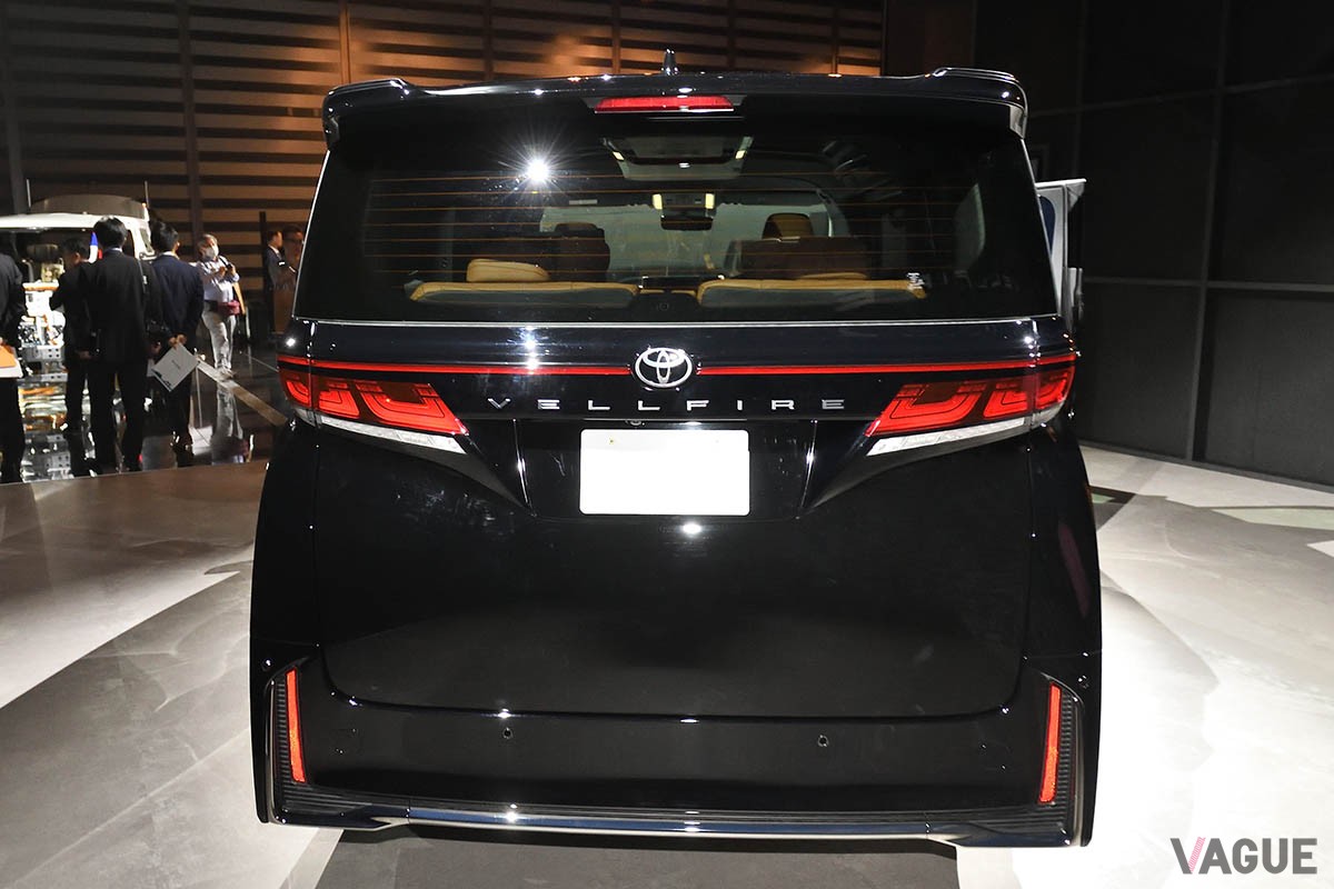 新型「ヴェルファイア」のリア回りには、“トヨタエンブレム”と“VELLFIRE”のレタリングが配されている