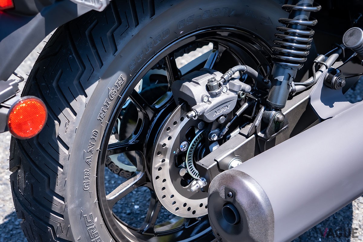 ETC車載器など利便性の高い装備類や「Ninja 400」譲りのパワフルエンジンが魅力的なカワサキ新型「エリミネーター」
