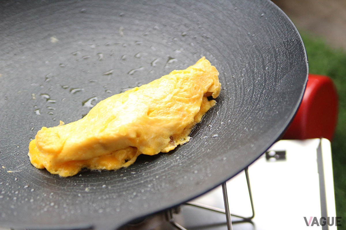 やっかいな卵料理もこの通り。目玉焼きはスルスル動く。写真のジャガイモとソーセージ、チーズ入りのオムレツは中央のくぼみを利用してたたむだけ。トントンと揺らしていないので不格好だけどスクランブルエッグにならずにすんだ