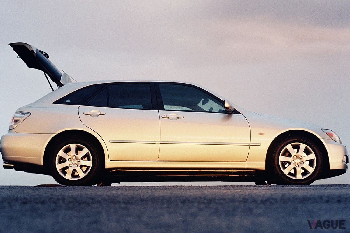 2001年7月2日に発売されたトヨタ「アルテッツァ ジータ」（写真は英国仕様のレクサスIS200 スポーツクロス）