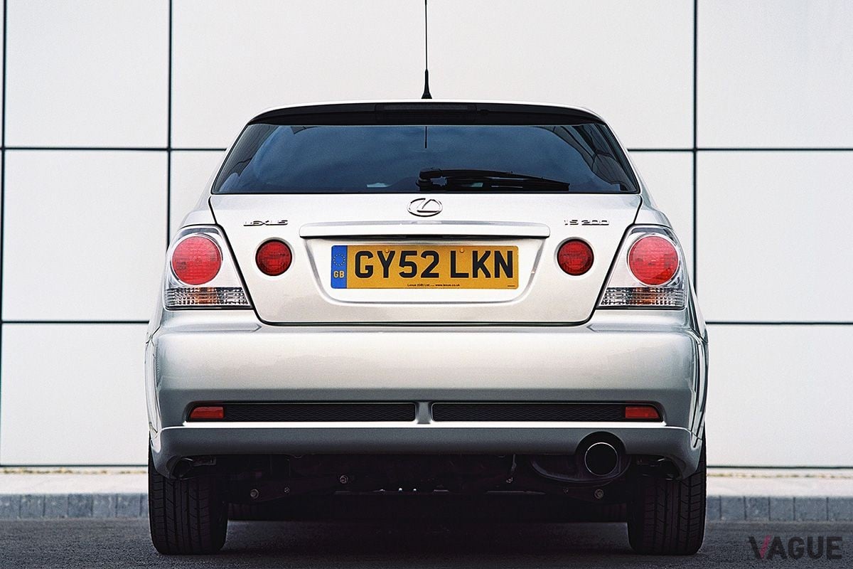 2001年7月2日に発売されたトヨタ「アルテッツァ ジータ」（写真は英国仕様のレクサスIS200 スポーツクロス）