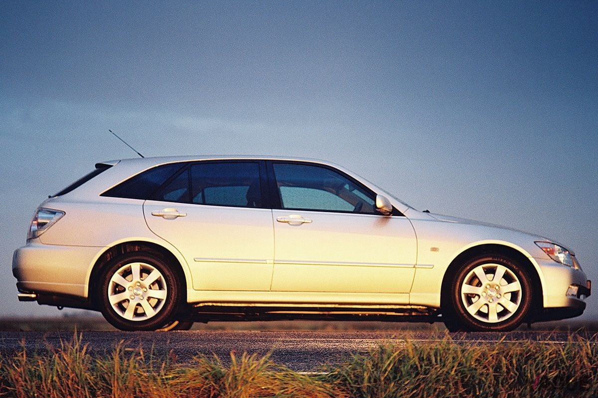 2001年7月2日に発売されたトヨタ「アルテッツァ ジータ」（写真は英国仕様のレクサスIS200 スポーツクロス）