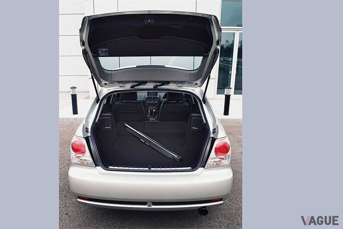 2001年7月2日に発売されたトヨタ「アルテッツァ ジータ」（写真は英国仕様のレクサスIS200 スポーツクロス）