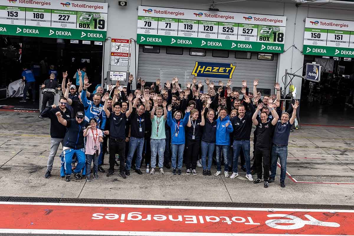 TOYO TIRES with Ring Racingのドライバーとチームスタッフ