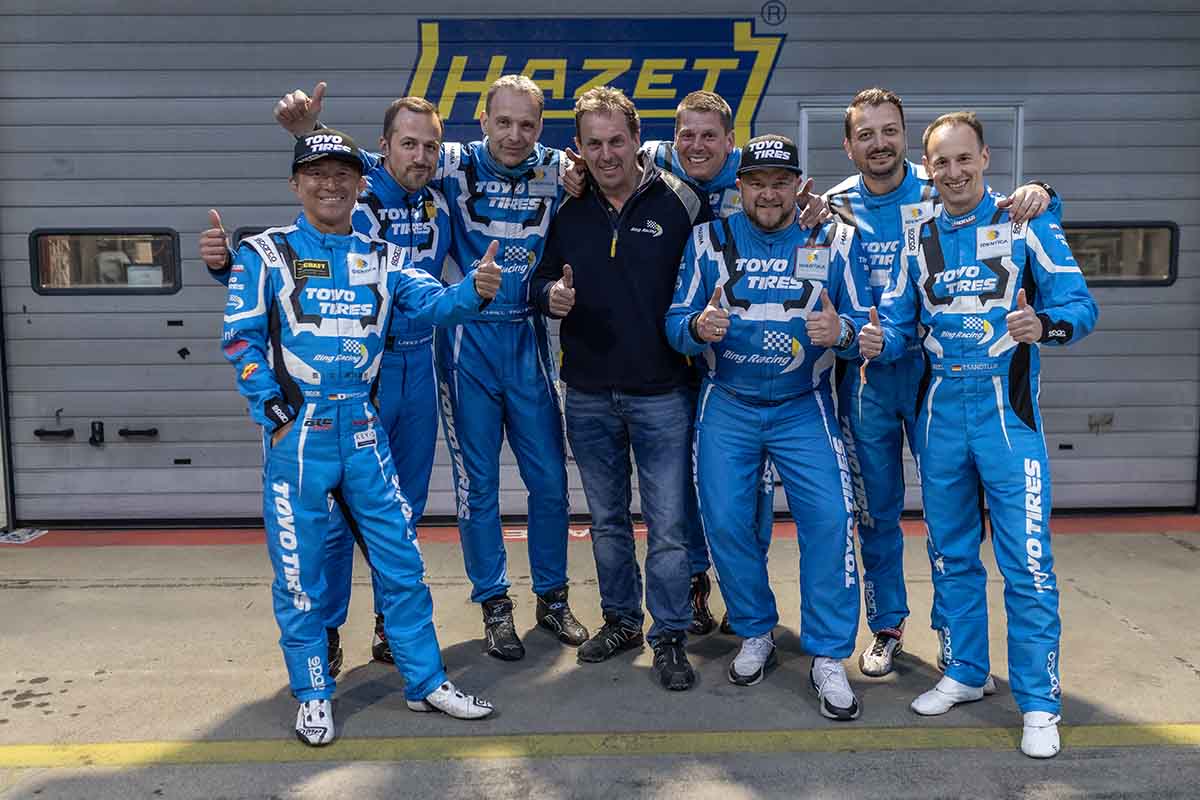 TOYO TIRES with Ring Racingのドライバーとチーム監督のUwe Kleen