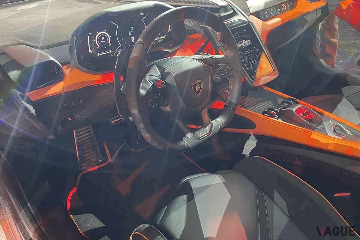 日本初公開されたランボルギーニ新型「レヴエルト」のインテリア