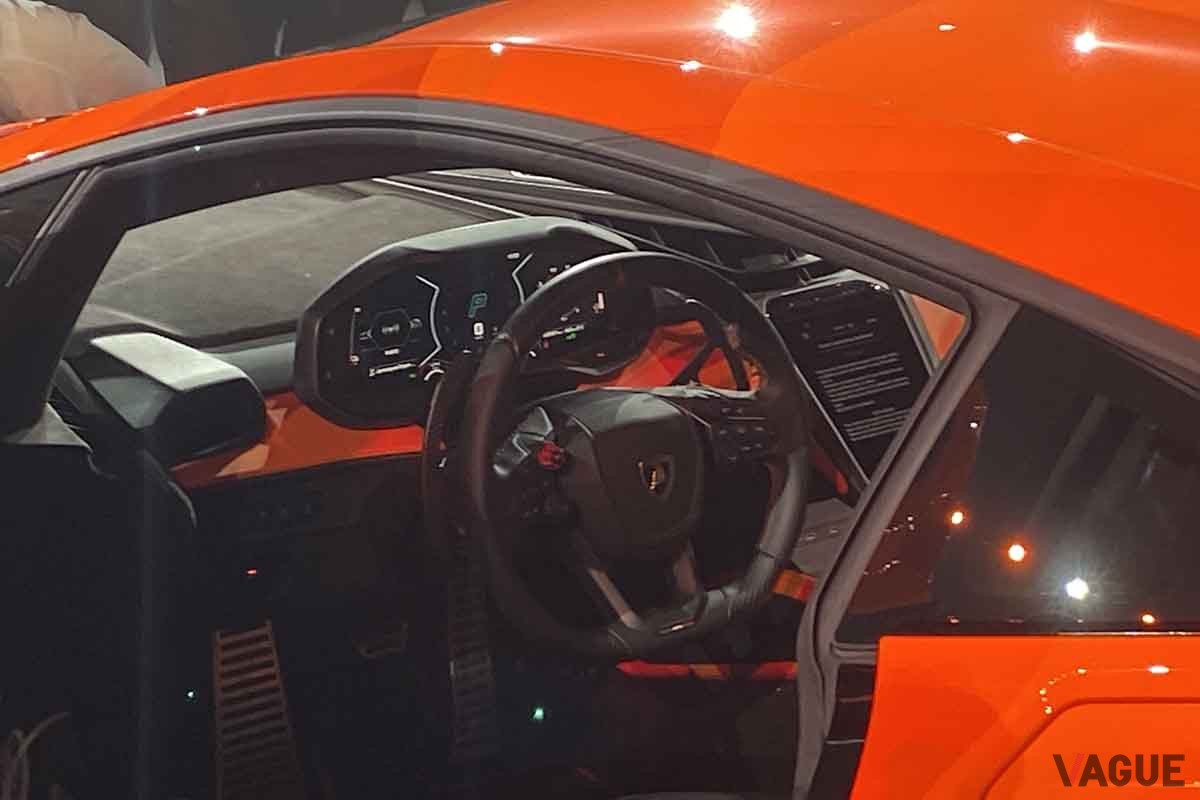日本初公開されたランボルギーニ新型「レヴエルト」のインテリア