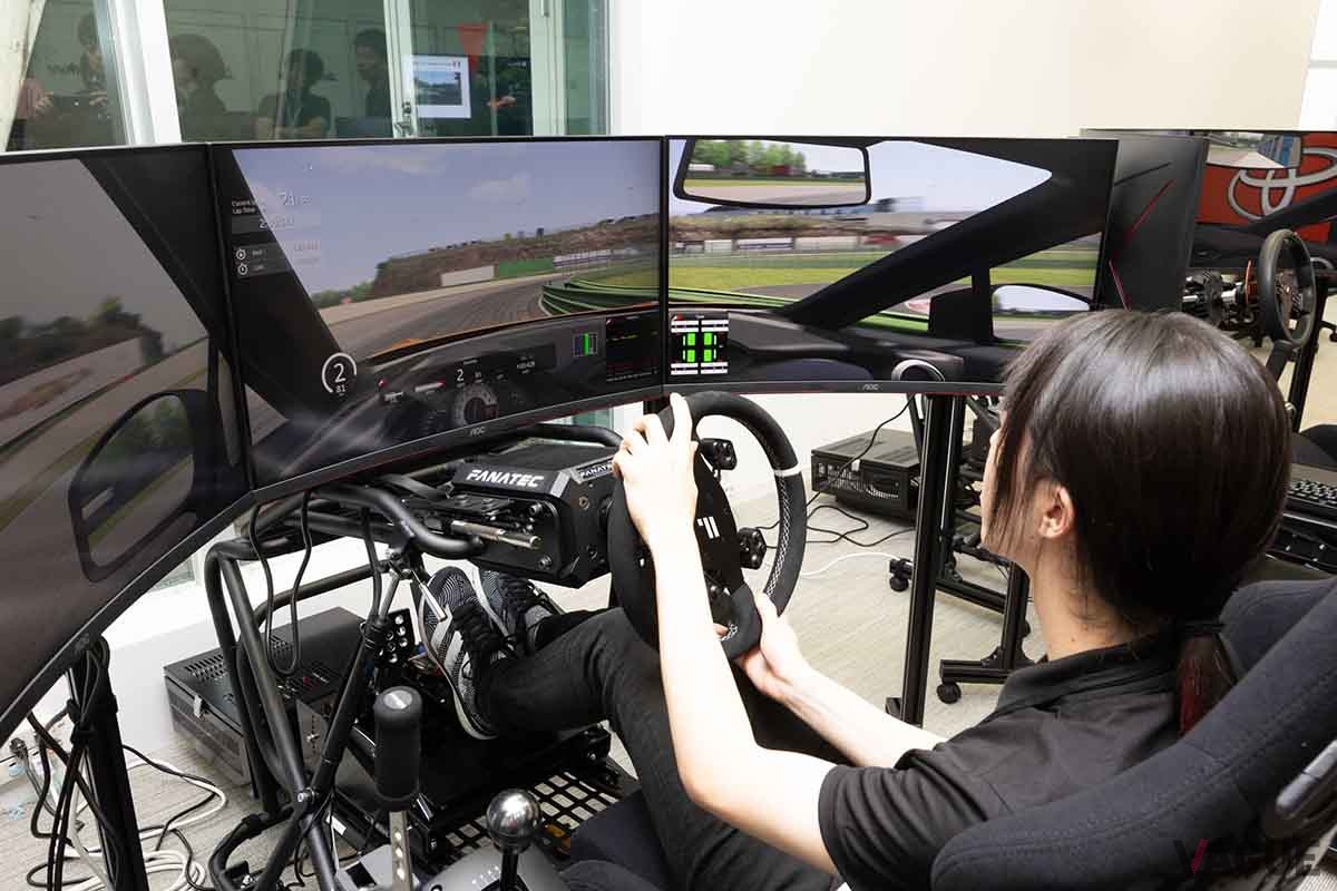 「Bridgestone eMotorsports Institute」の様子。講師の武藤壮汰選手の走り