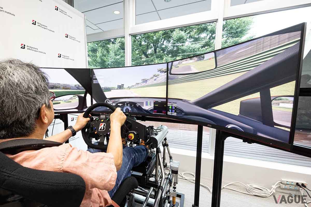「Bridgestone eMotorsports Institute」の様子。70分間たっぷりとシミュレーターで走行できる