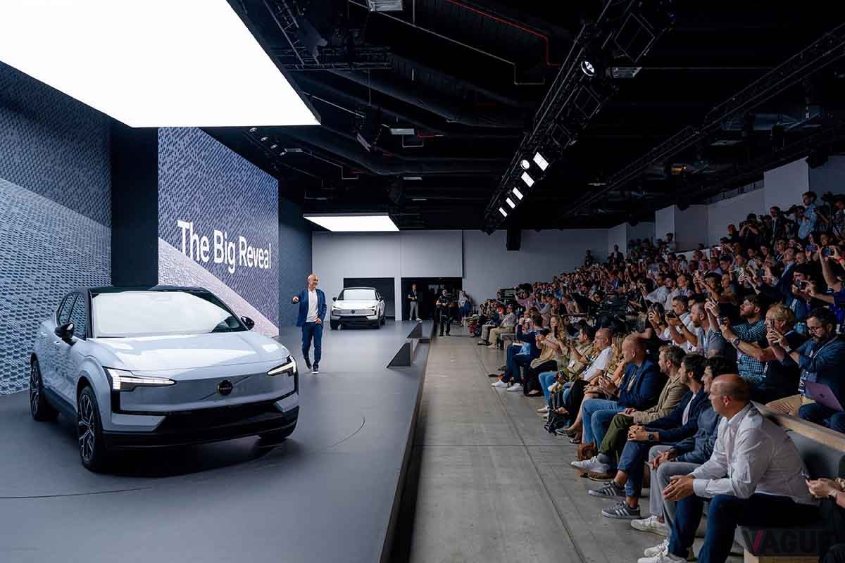 ボルボ新型「EX30」の発表会の様子