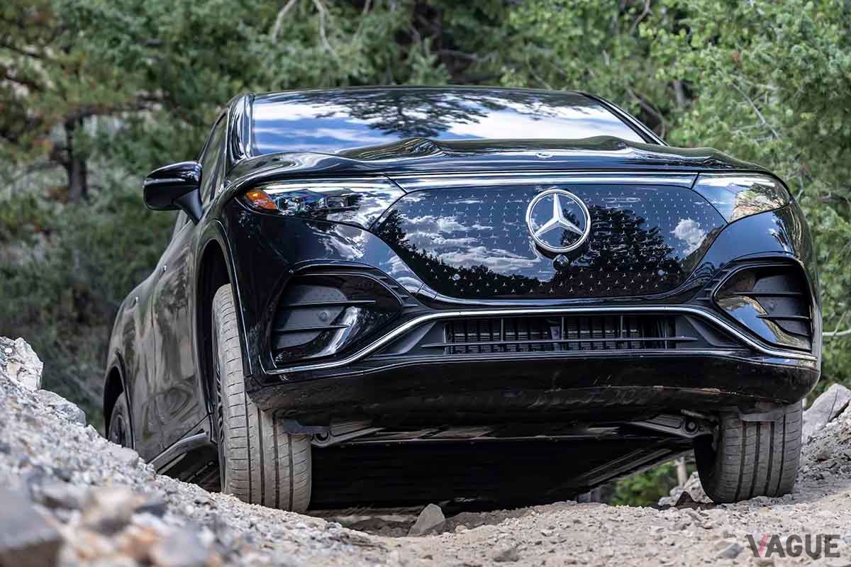 2023年5月29日に日本で登場したメルセデス・ベンツの高級SUV型EV「EQS SUV」。オフロード性能をアピールする