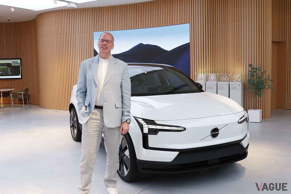 日本初公開されたボルボの新型電動SUV「EX30」とボルボ・カー・ジャパン社長マーティン・パーソン氏