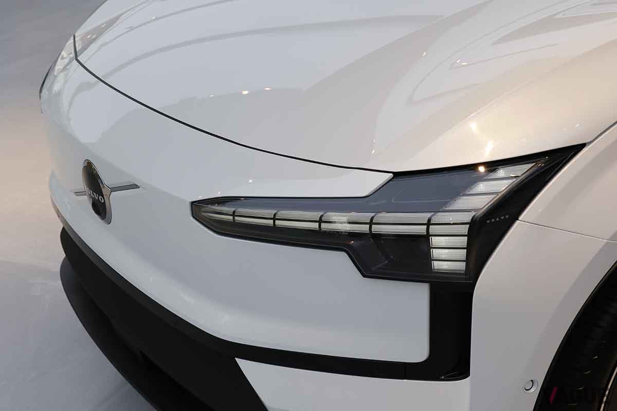 日本初公開されたボルボの新型電動SUV「EX30」