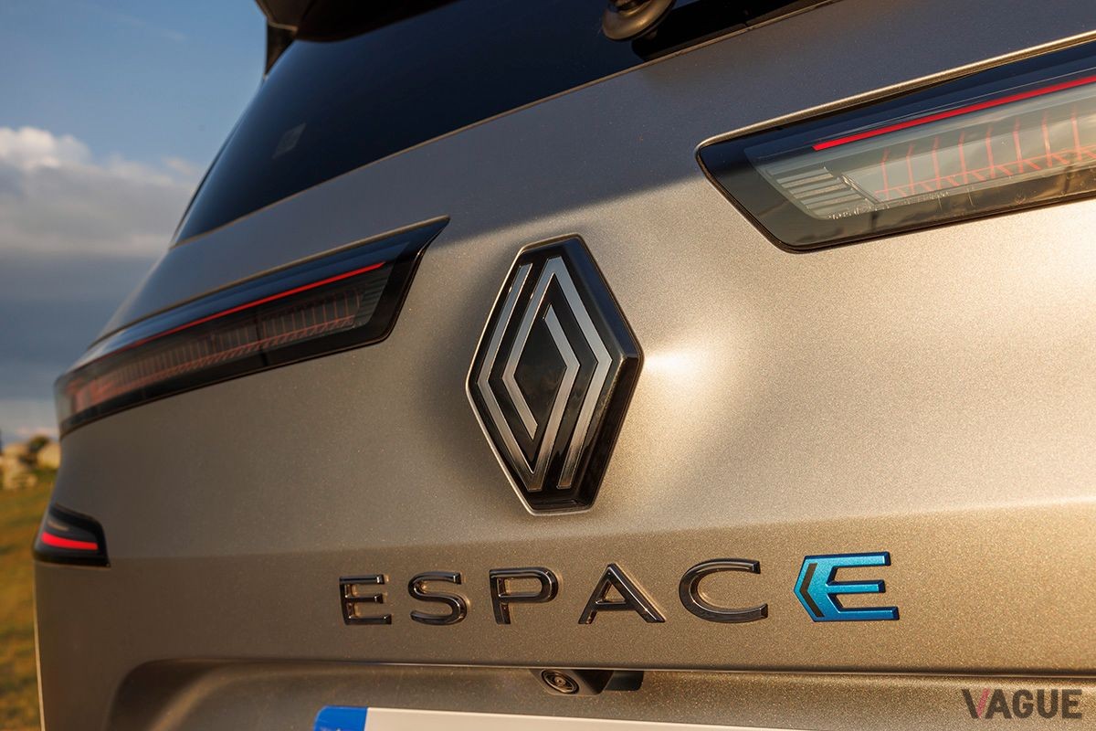 ルノー新型「エスパス」。6代目となった新型は従来のミニバンスタイルからSUVタイプに変更された