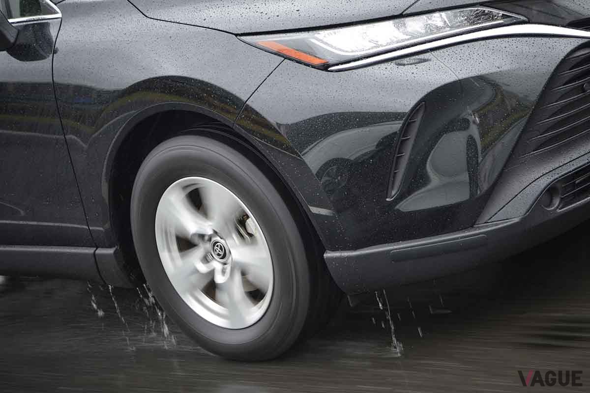 晴天時の1時間あたりの道路施設への接触事故の件数は0.12件。対して雨天時には0.82件と、雨の日の事故は晴れの日に比べて、およそ7倍に跳ね上がる