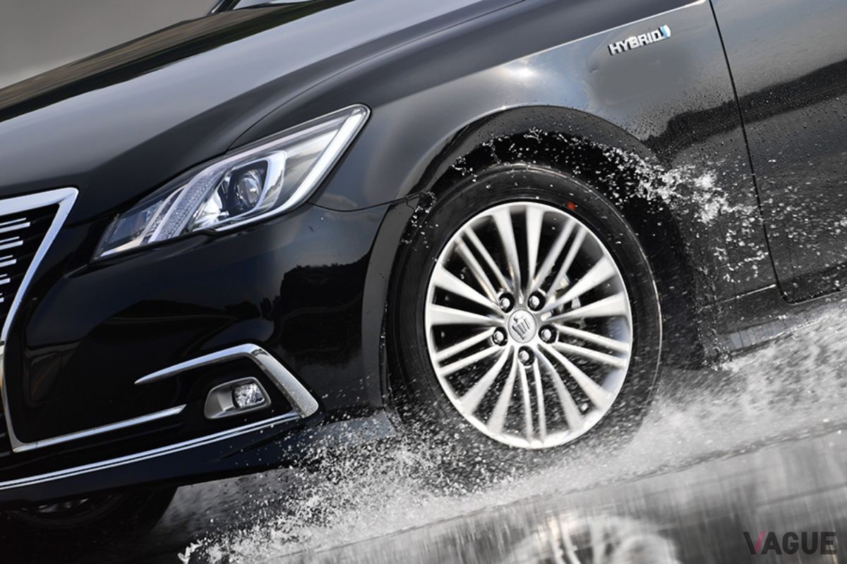 晴天時の1時間あたりの道路施設への接触事故の件数は0.12件。対して雨天時には0.82件と、雨の日の事故は晴れの日に比べて、およそ7倍に跳ね上がる