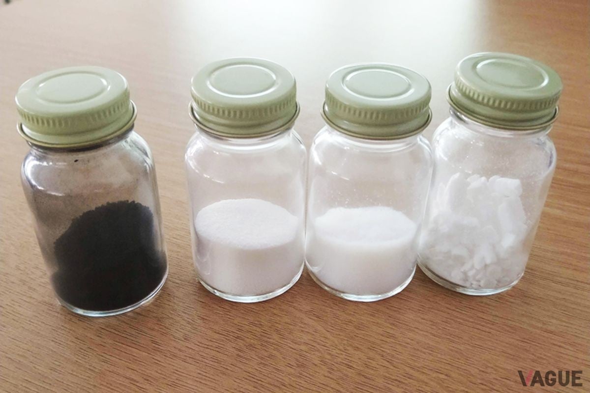 左がブラックカーボン、右3つがシリカ。どちらもゴムを強くする「補強材」として使われる