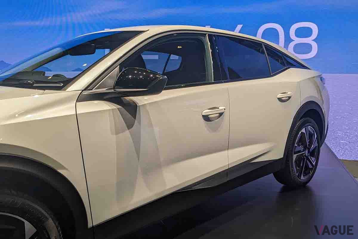 日本上陸したプジョー新型「408」