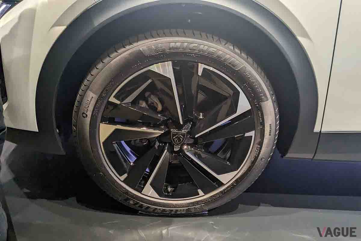 日本上陸したプジョー新型「408」のタイヤ