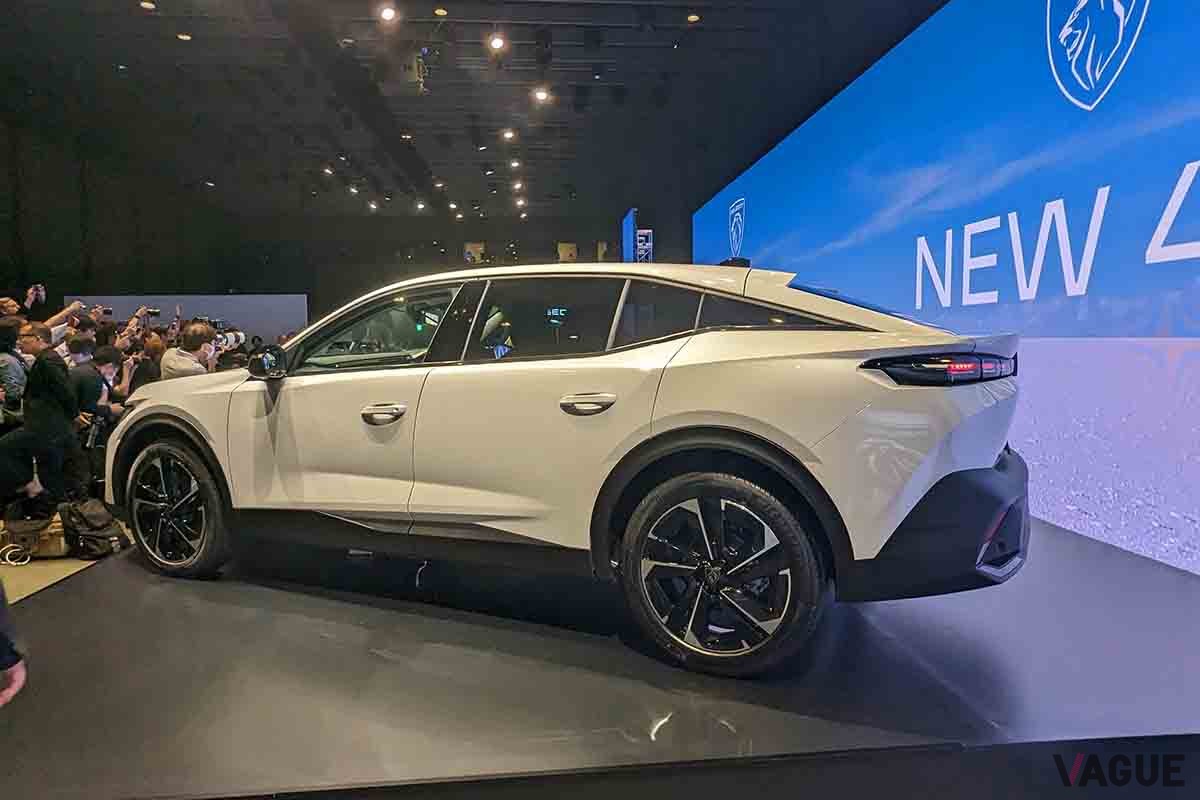 日本上陸したプジョー新型「408」