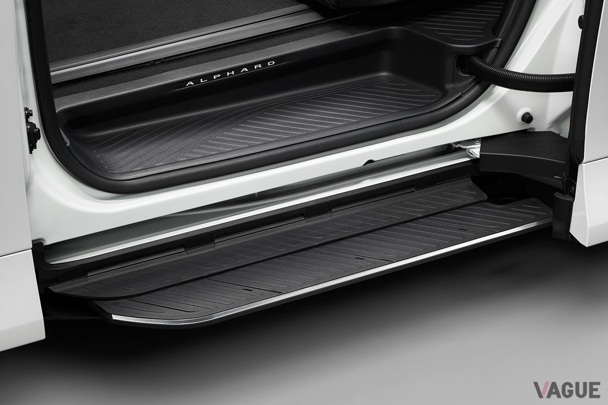 トヨタ新型「ヴェルファイア」のステップ