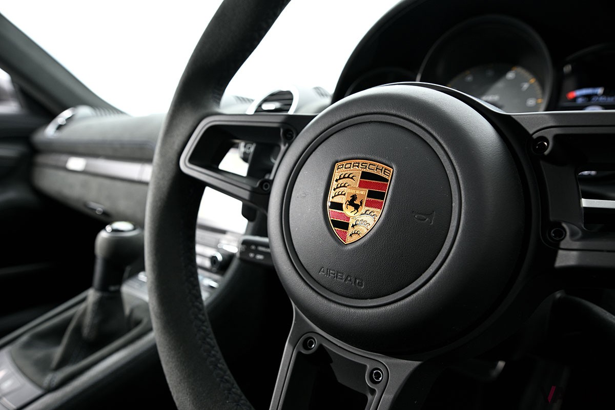 性能も見た目もレーシングカーのような仕上がりとなるポルシェ「718ケイマン」の最強仕様「718ケイマンGT4 RS」