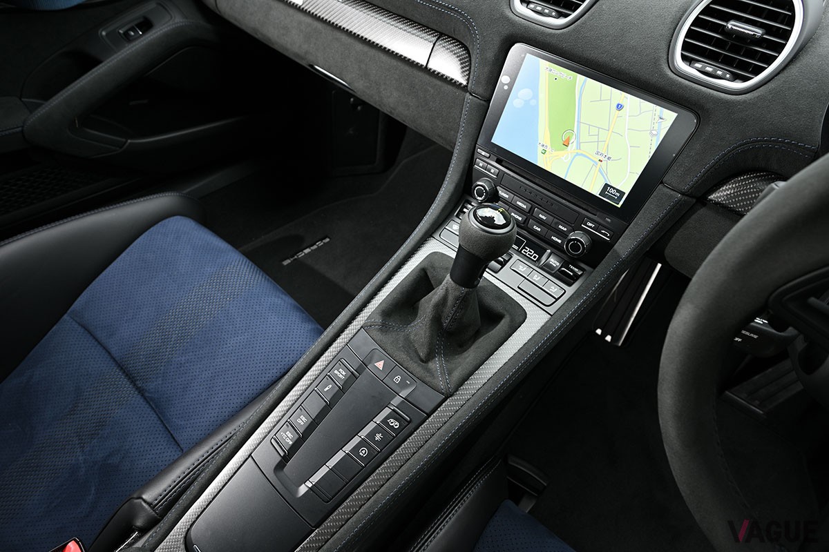 性能も見た目もレーシングカーのような仕上がりとなるポルシェ「718ケイマン」の最強仕様「718ケイマンGT4 RS」