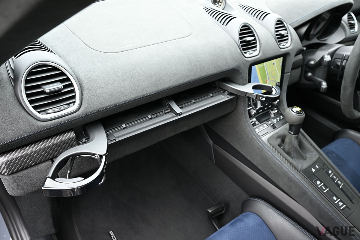 性能も見た目もレーシングカーのような仕上がりとなるポルシェ「718ケイマン」の最強仕様「718ケイマンGT4 RS」