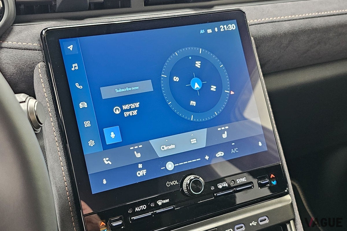 絶対的に広いとはいえないものの、コンパクトSUVとして必要十分な空間とプレミアムな仕立てを兼備するリアシートを備えたレクサス新型「LBX」
