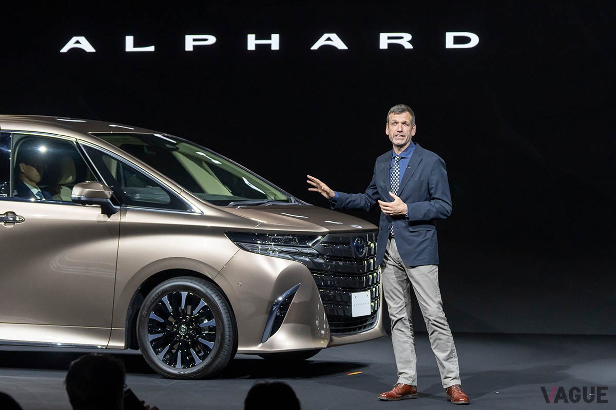 トヨタのデザイン部門をリードするサイモン・ハンフリーズ氏と新型「アルファード」